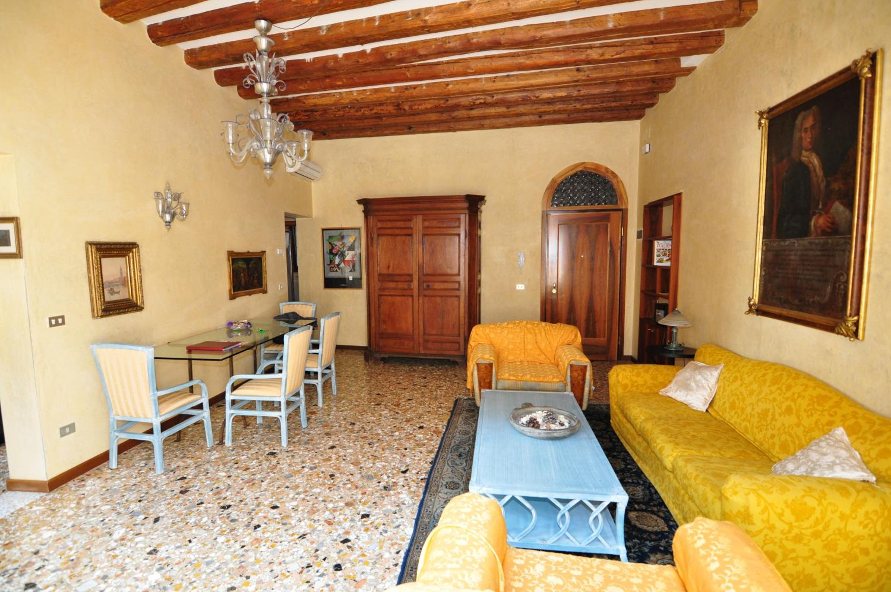 Dimora Canaletto 2-Bedroom Apartment with Balcony photo 2