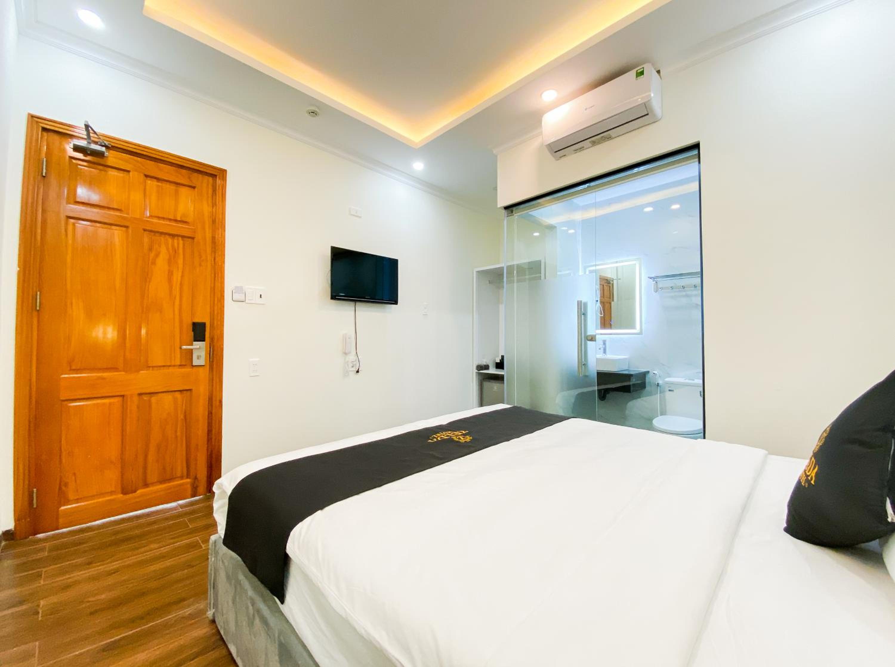 Deluxe King Room - Photo 12