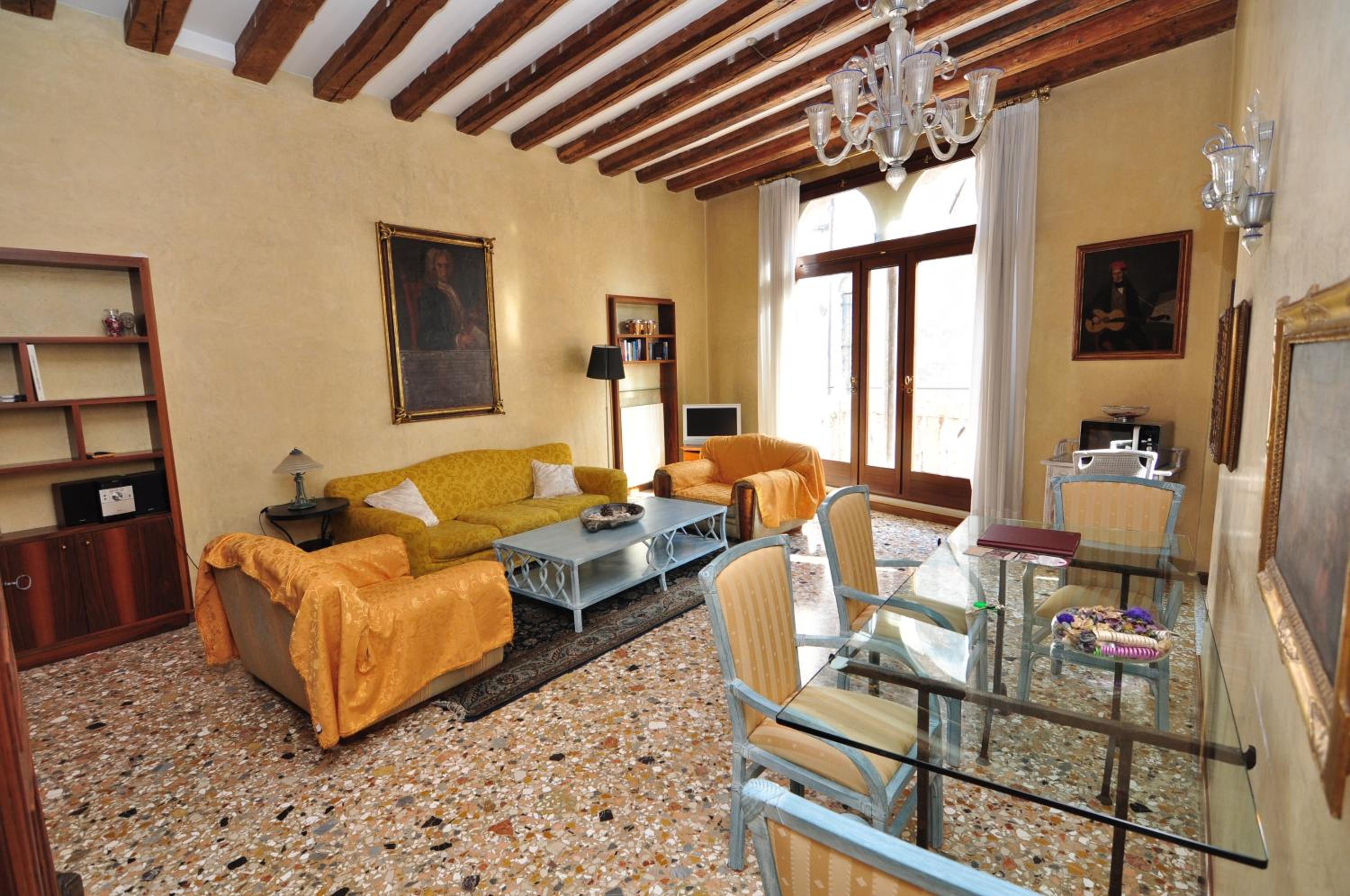 Dimora Canaletto 2-Bedroom Apartment with Balcony photo 3