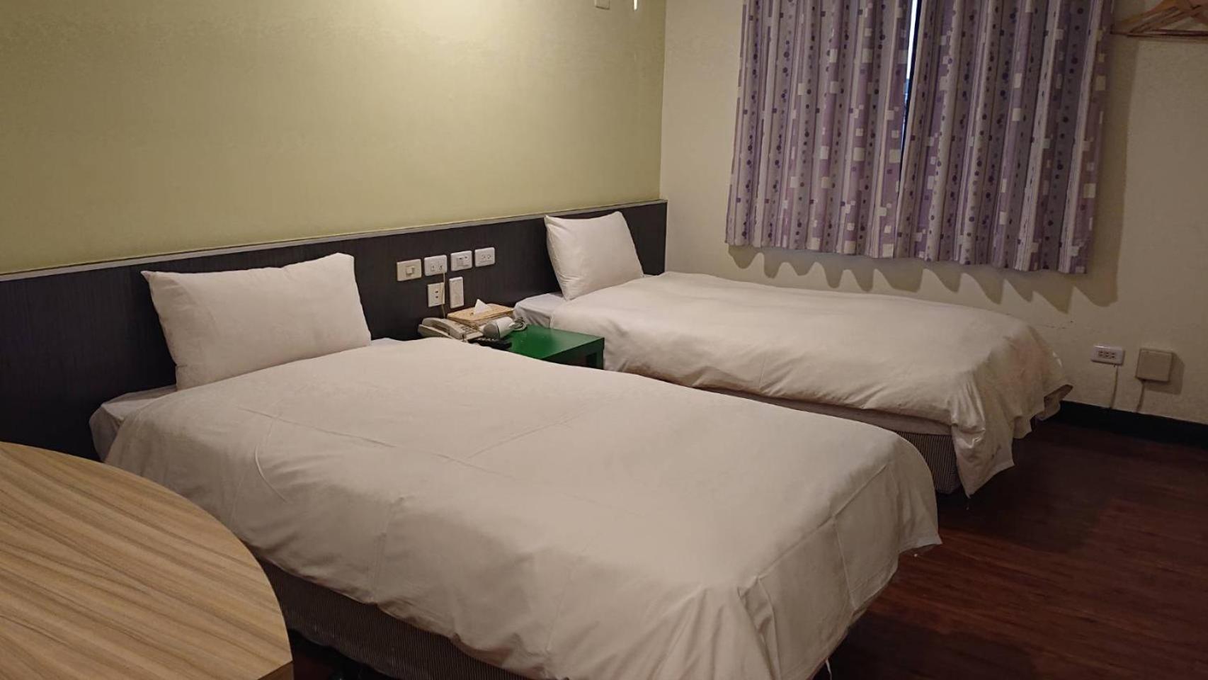 Economy Twin Room photo 2