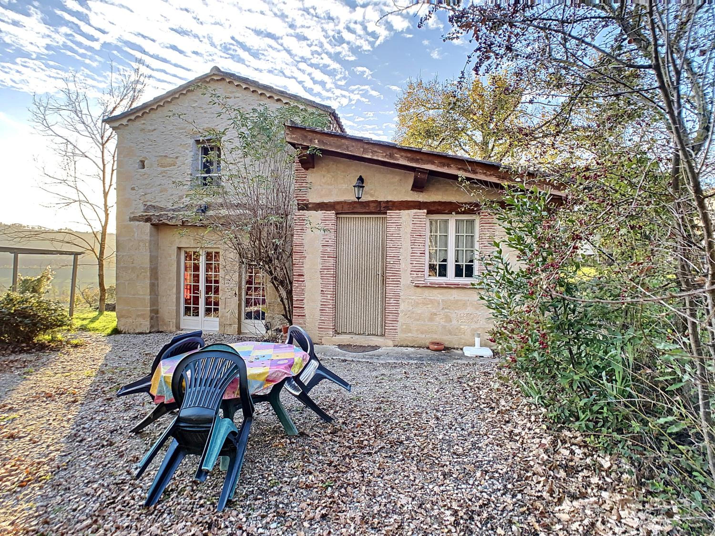 Five-Bedroom House photo 2
