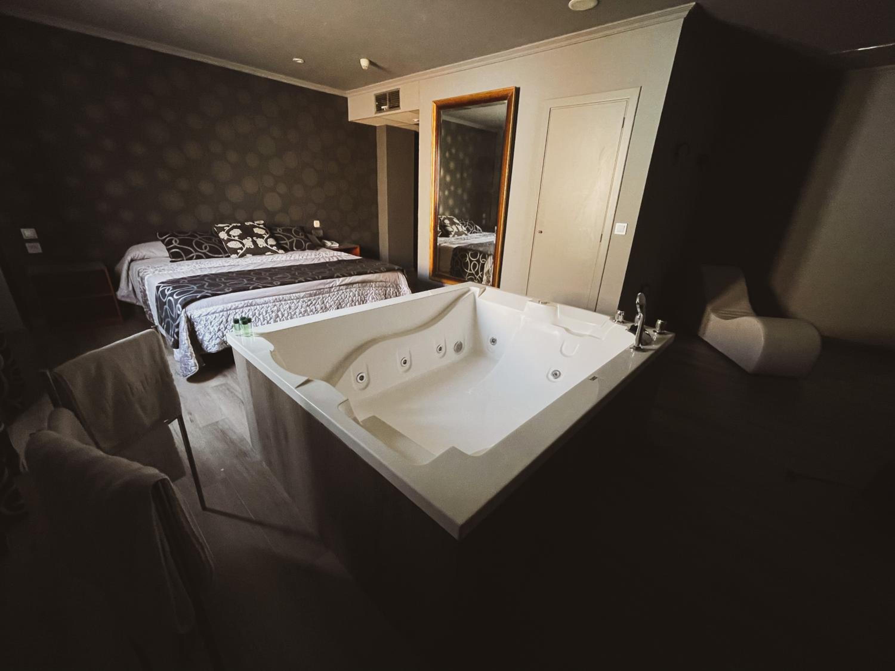King Suite with Spa Bath - Photo 10
