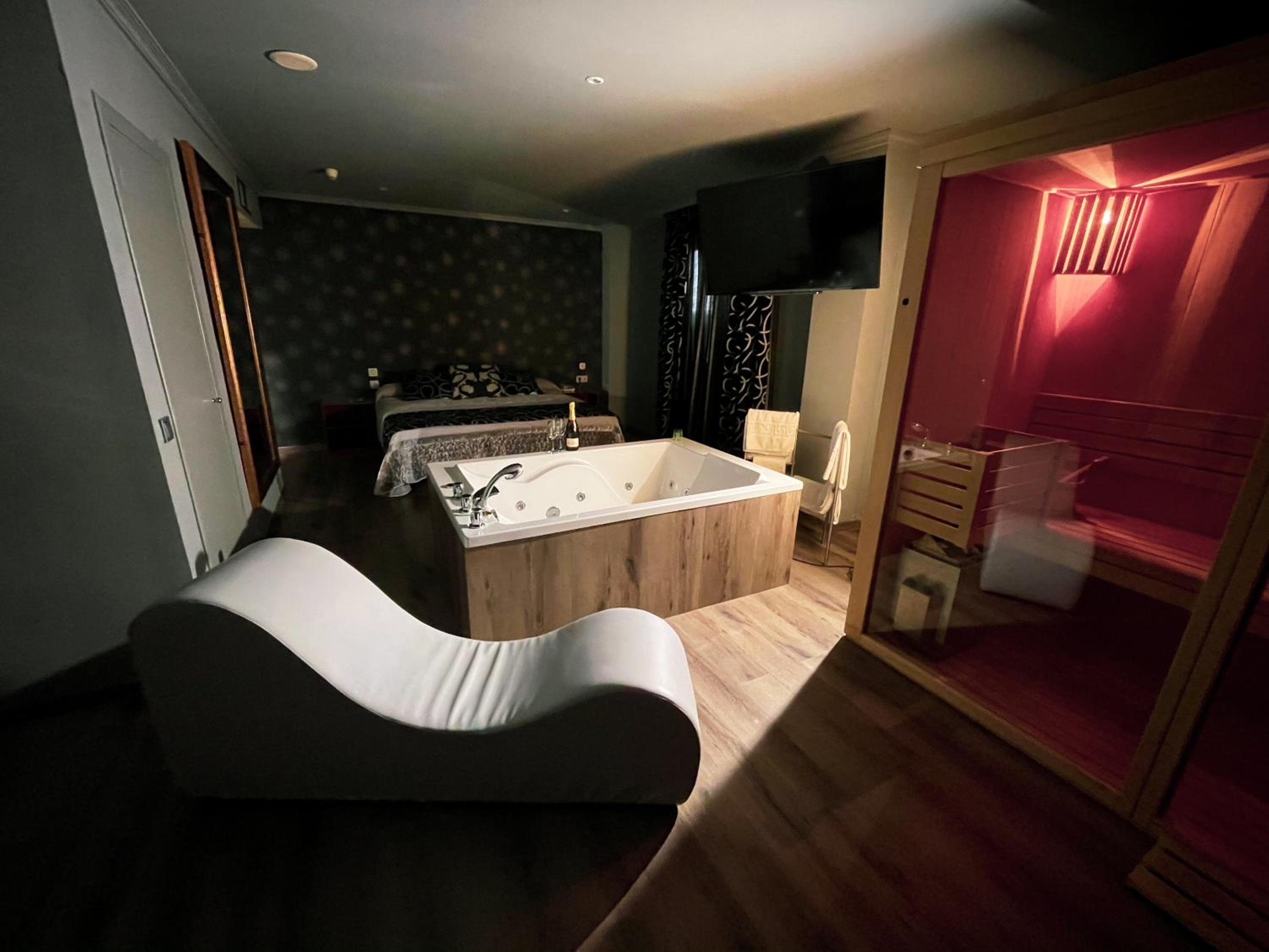 King Suite with Spa Bath - Photo 15