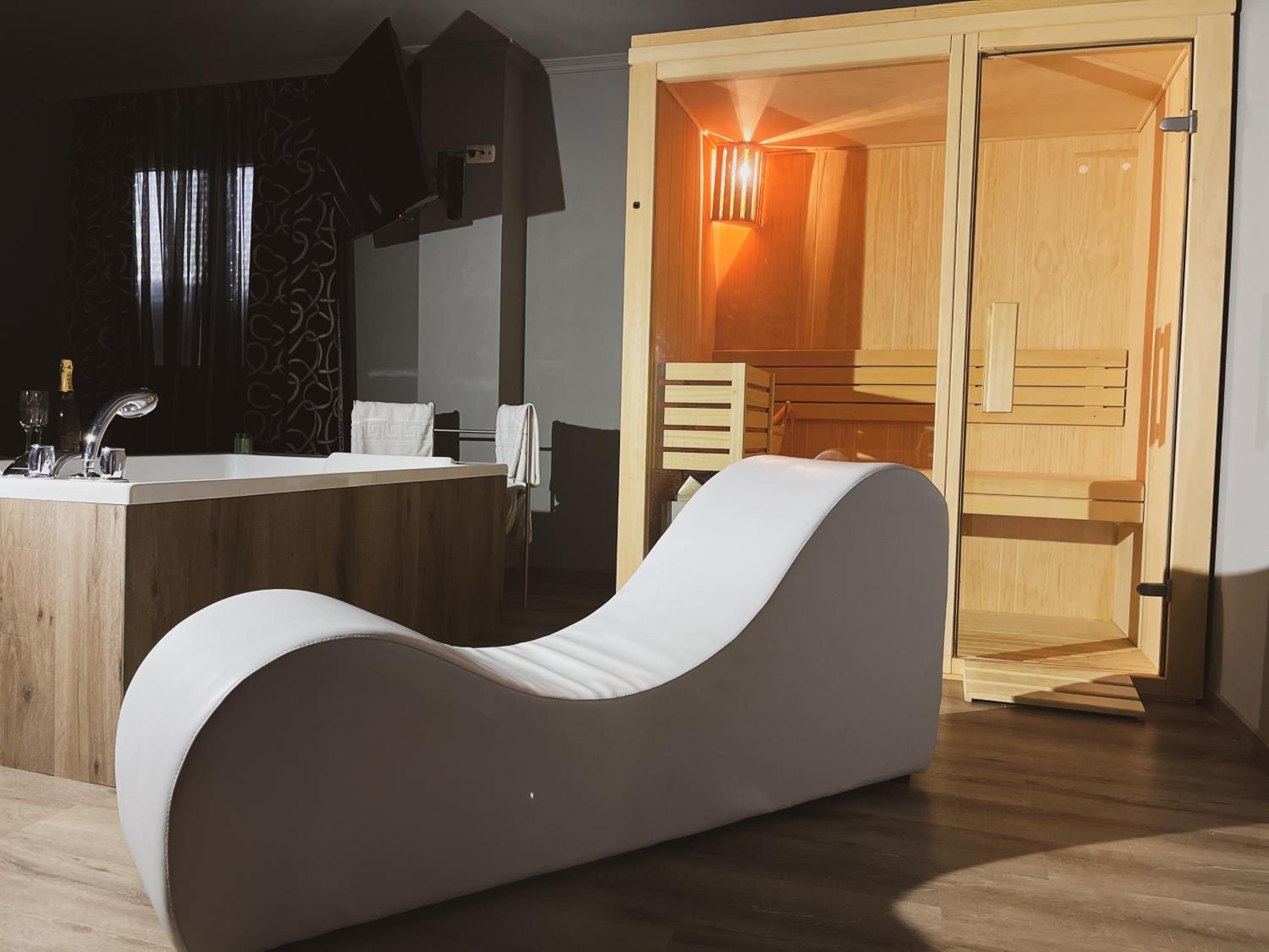 King Suite with Spa Bath - Photo 16