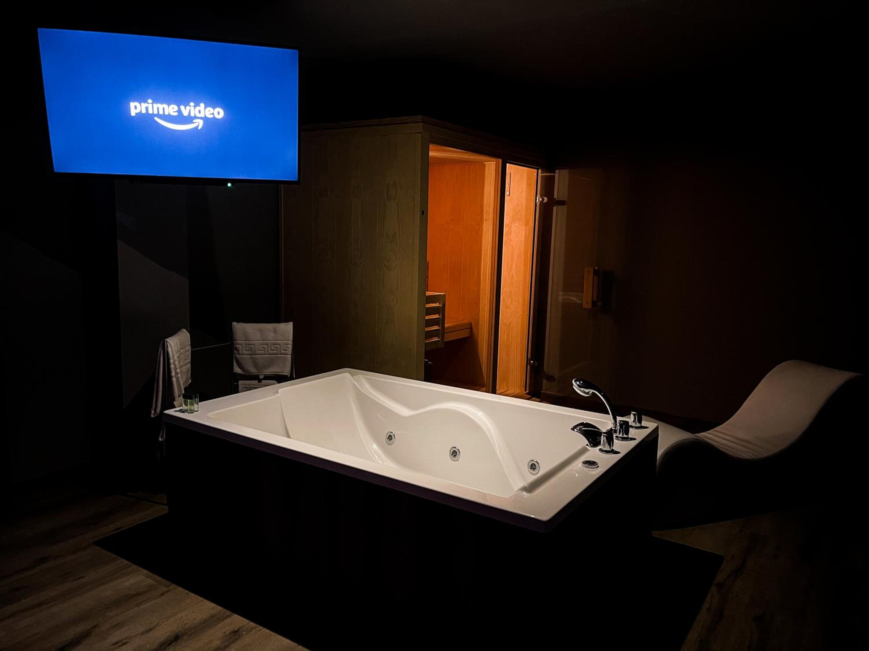 King Suite with Spa Bath - Photo 5