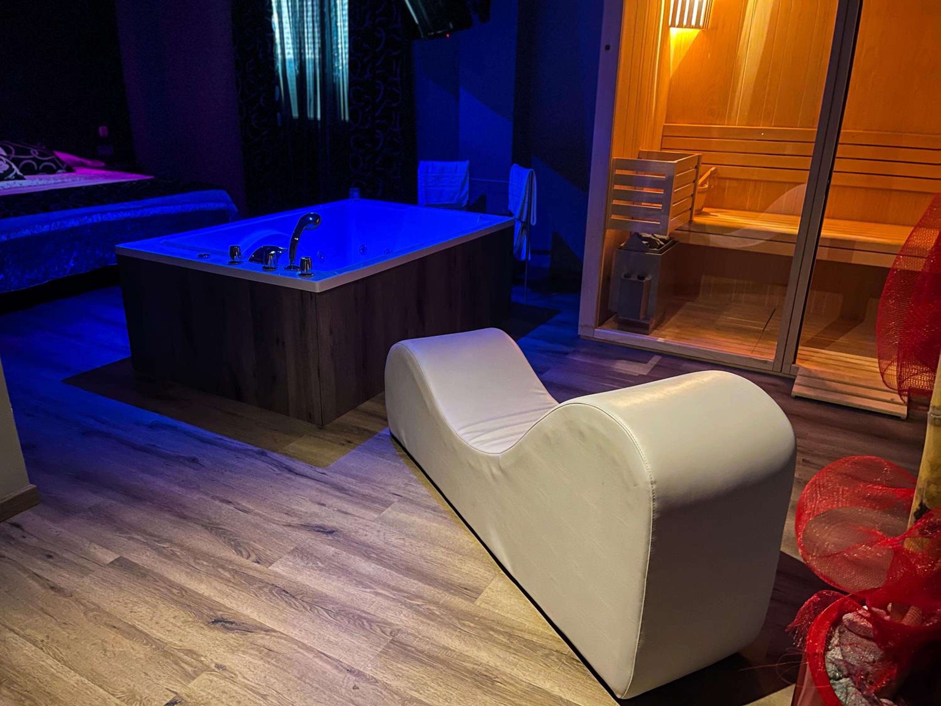 King Suite with Spa Bath - Photo 6