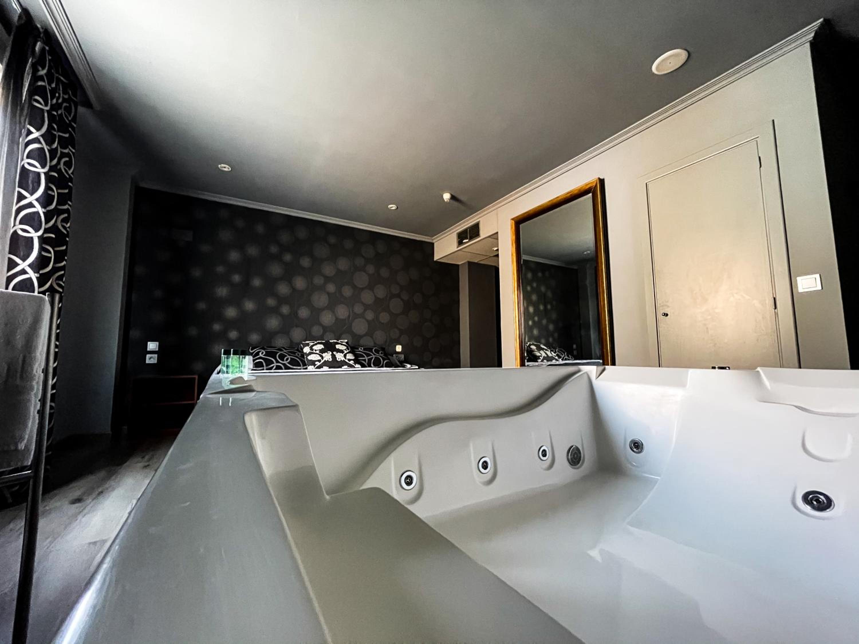 King Suite with Spa Bath - Photo 14