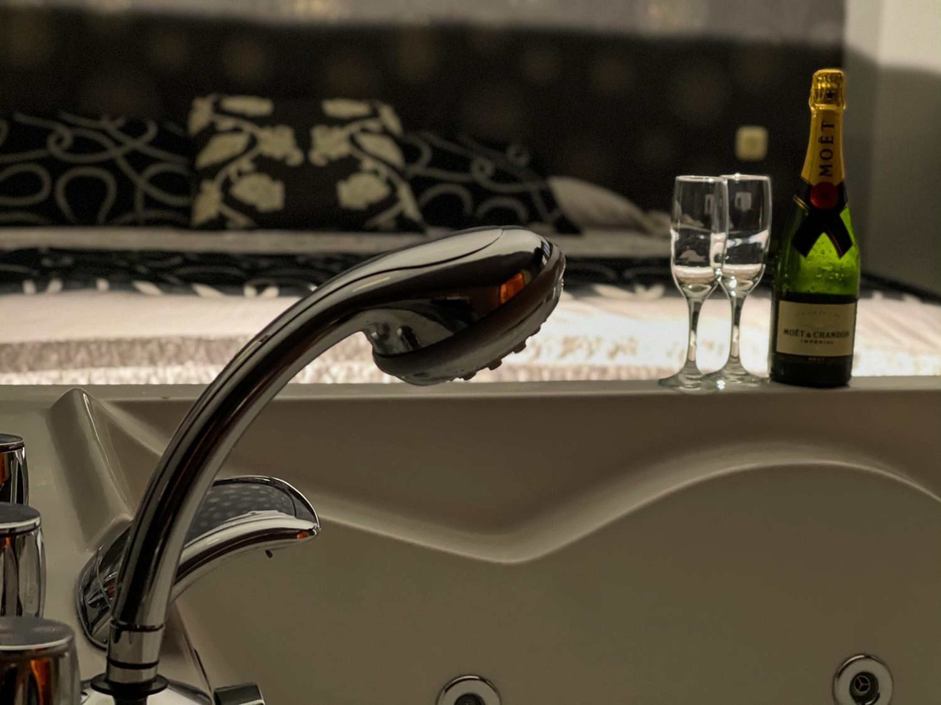 King Suite with Spa Bath - Photo 13