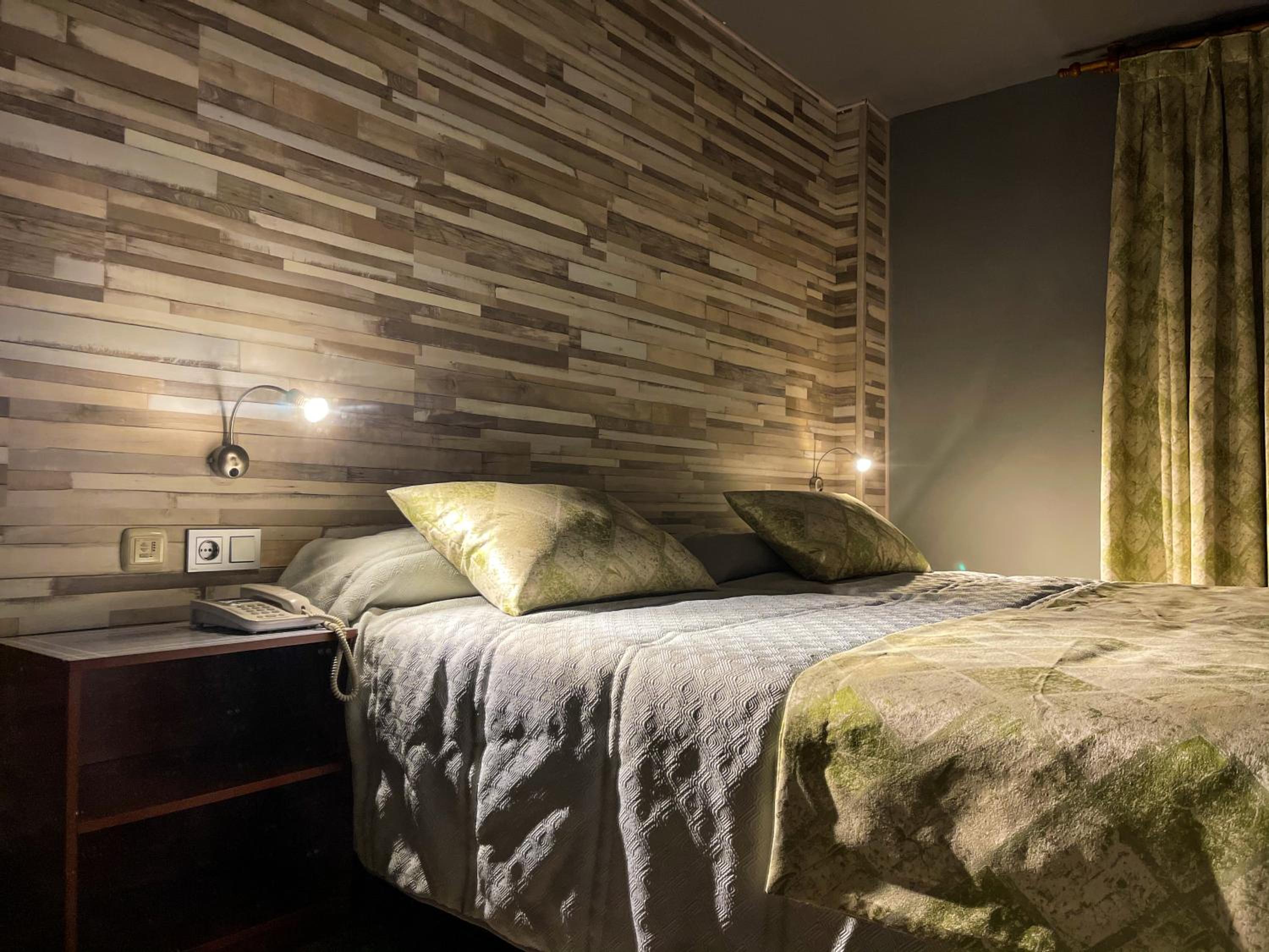 Twin Room - Photo 8