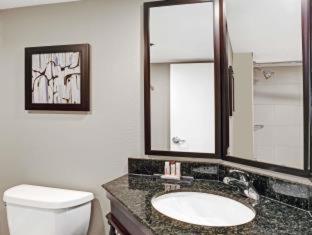 Queen Room with Two Queen Beds - Photo 2
