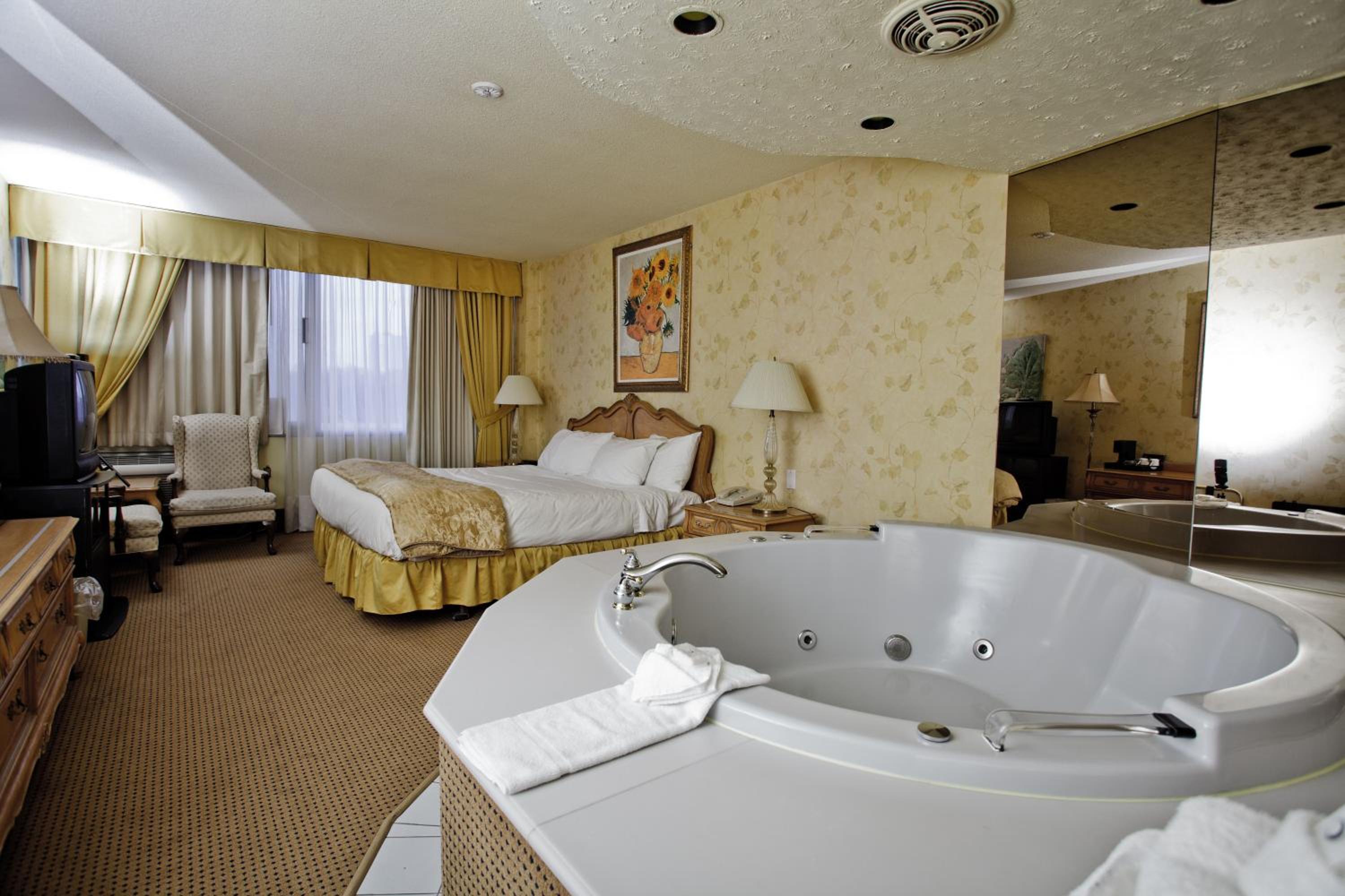 King Room with One King Bed and Jetted Tub - Ground Level - Non-Smoking - Photo 1