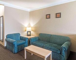 Queen Suite with Two Queen Beds - Non-Smoking - Photo 16