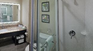 Queen Suite with Two Queen Beds - Non-Smoking - Photo 11