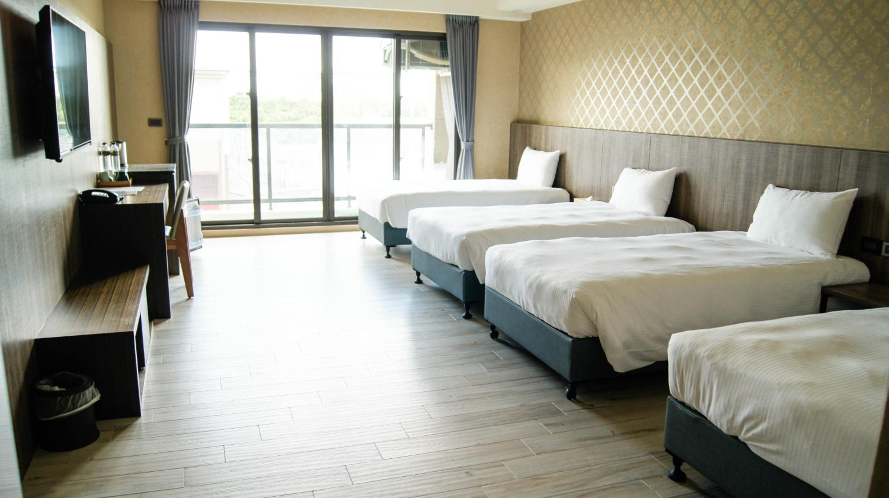 Standard Quadruple Room - Photo 11