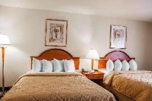 Deluxe Queen Room with Two Queen Beds - Non-Smoking - Photo 10