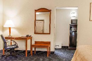Deluxe Queen Room with Two Queen Beds - Non-Smoking - Photo 4