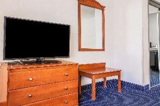 Deluxe Queen Room with Two Queen Beds - Non-Smoking - Photo 8