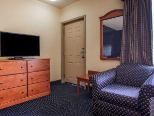 Deluxe Queen Room with Two Queen Beds - Non-Smoking - Photo 6