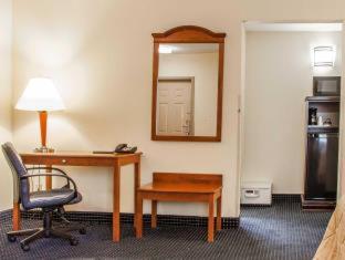 Deluxe Queen Room with Two Queen Beds - Non-Smoking - Photo 3