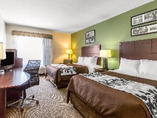 Standard Queen Room with Two Queen Beds - Non Smoking - Photo 3