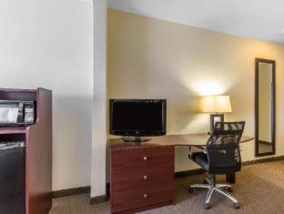 Standard Queen Room with Two Queen Beds - Non Smoking - Photo 8