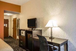 Queen Room with Two Queen Beds - Non Smoking - Photo 1