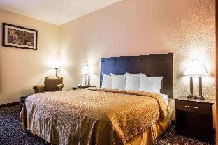 Queen Room with Two Queen Beds - Non Smoking - Photo 2