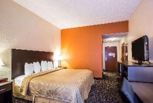 Queen Room with Two Queen Beds - Non Smoking - Photo 3