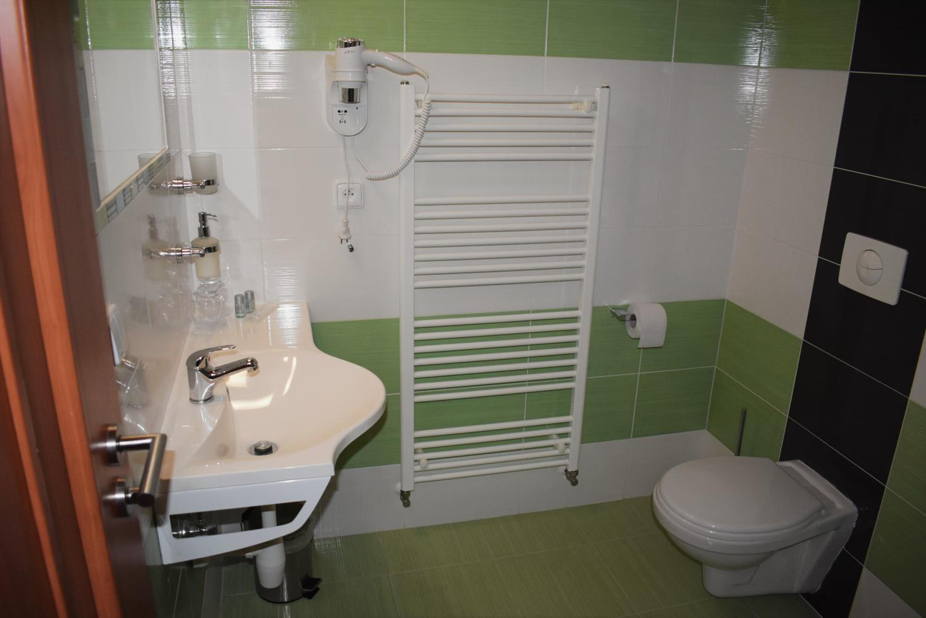 Double Room with Private Bathroom - Photo 11