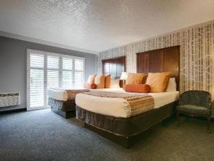 Queen Suite with Two Queen Beds and Roll-in Shower - Disability Access - Photo 4