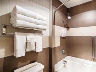 Queen Suite with Two Queen Beds and Roll-in Shower - Disability Access - Photo 12