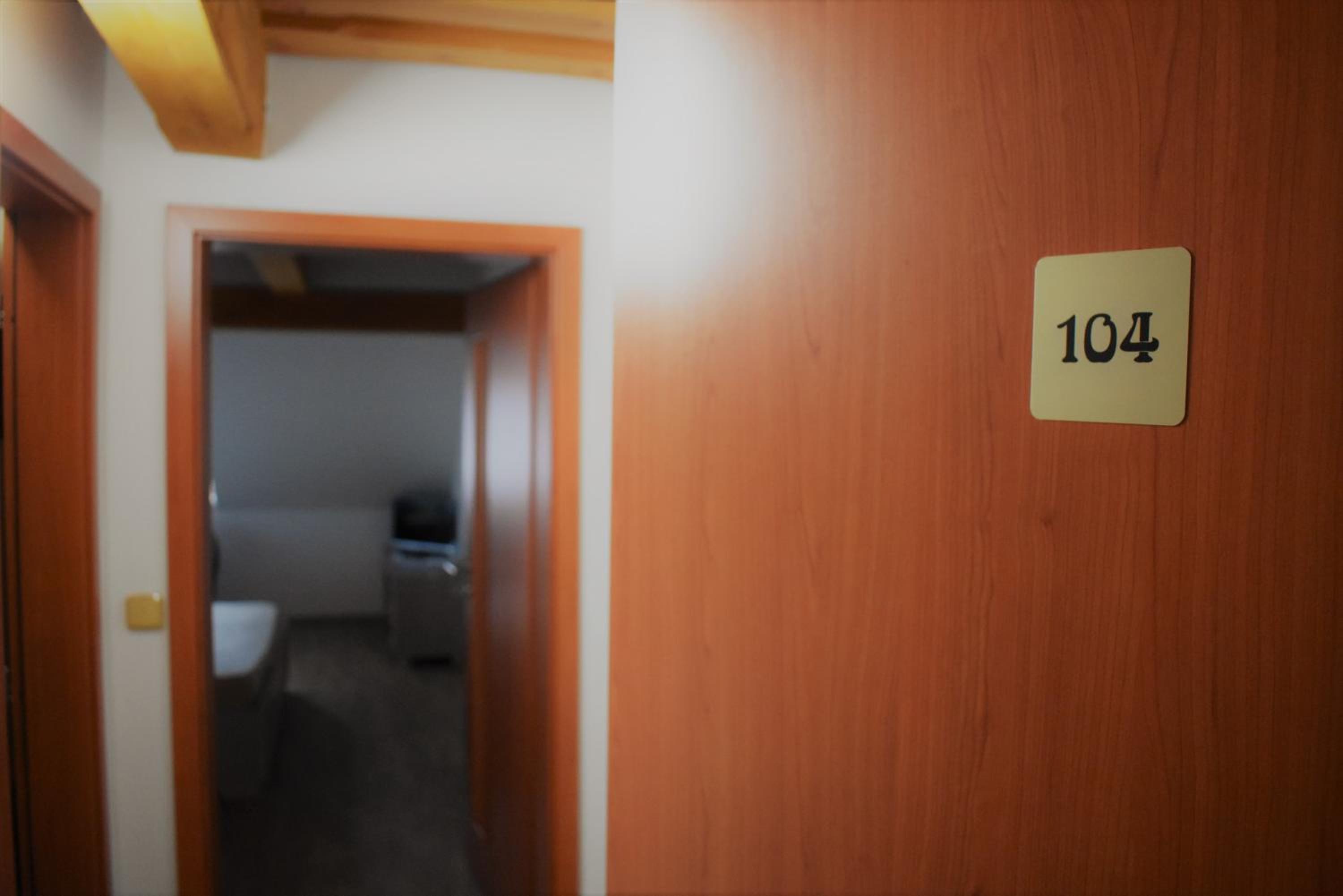 Double Room with Private Bathroom - Photo 9