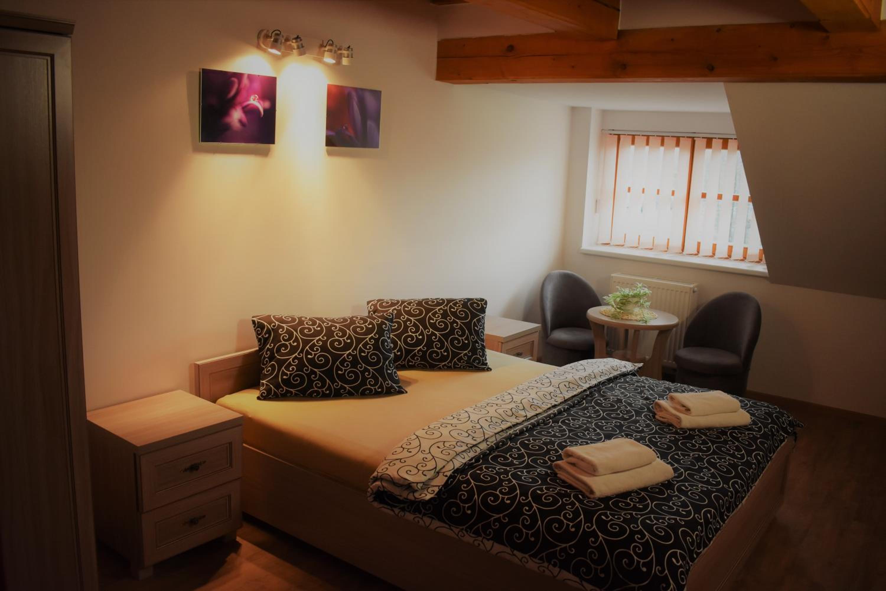 Double Room with Private Bathroom - Photo 8
