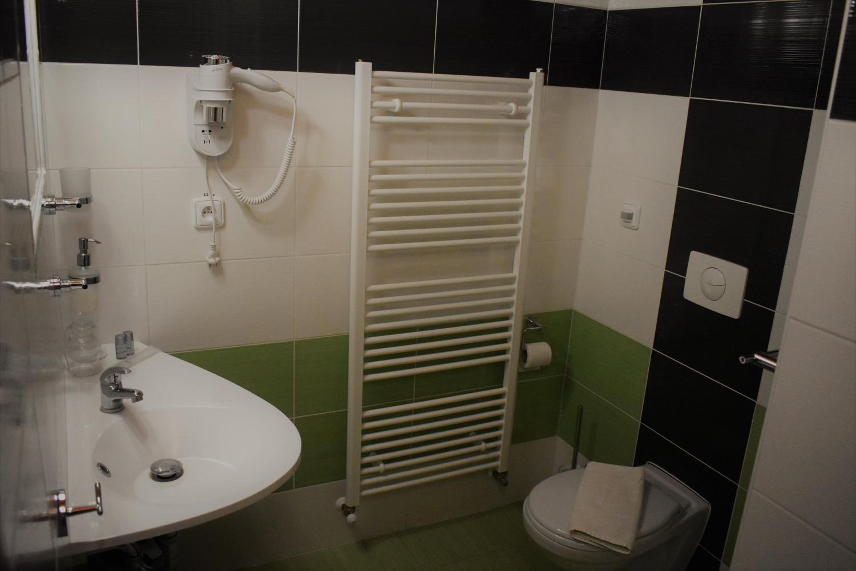 Double Room with Private Bathroom - Photo 6