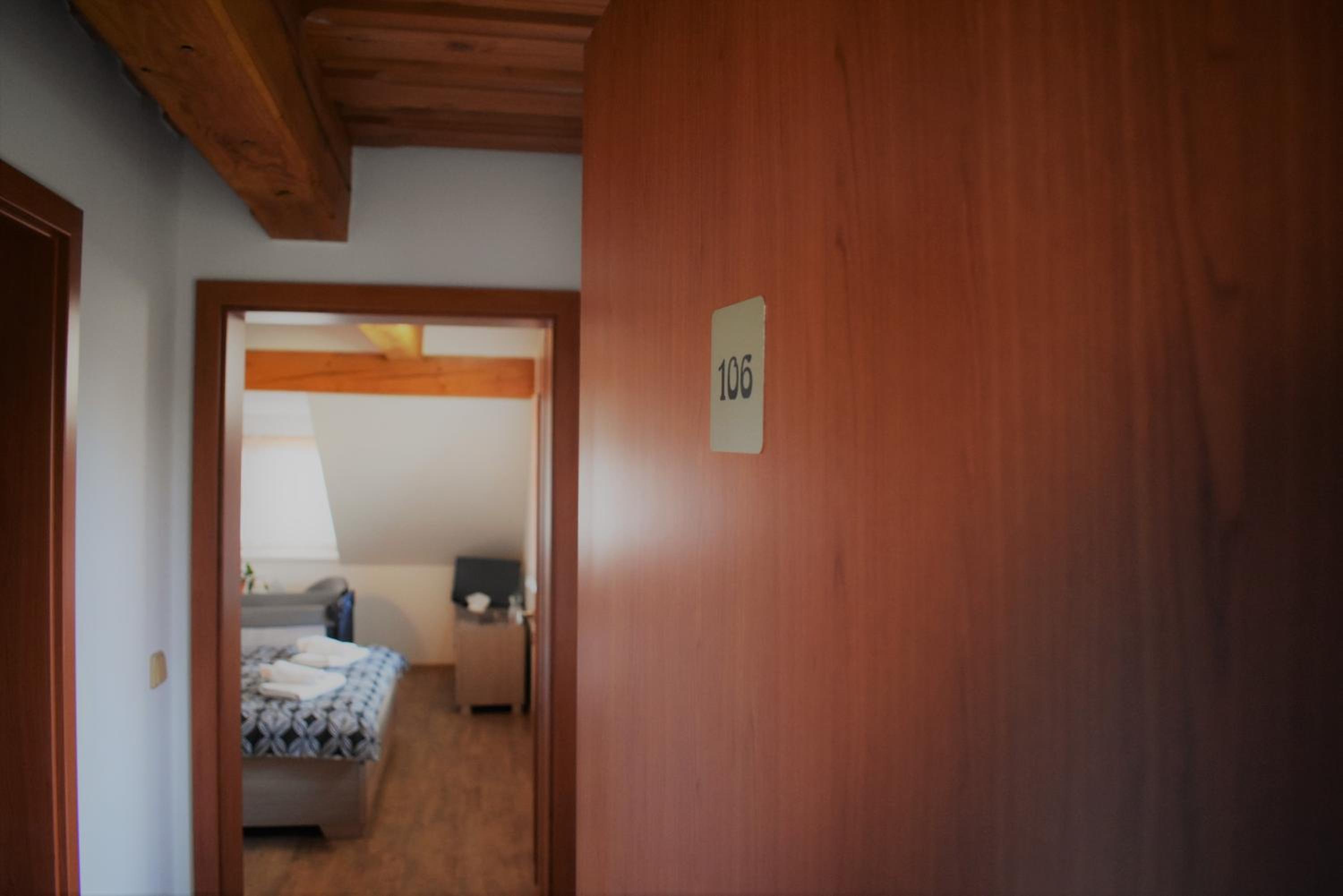 Double Room with Private Bathroom - Photo 4