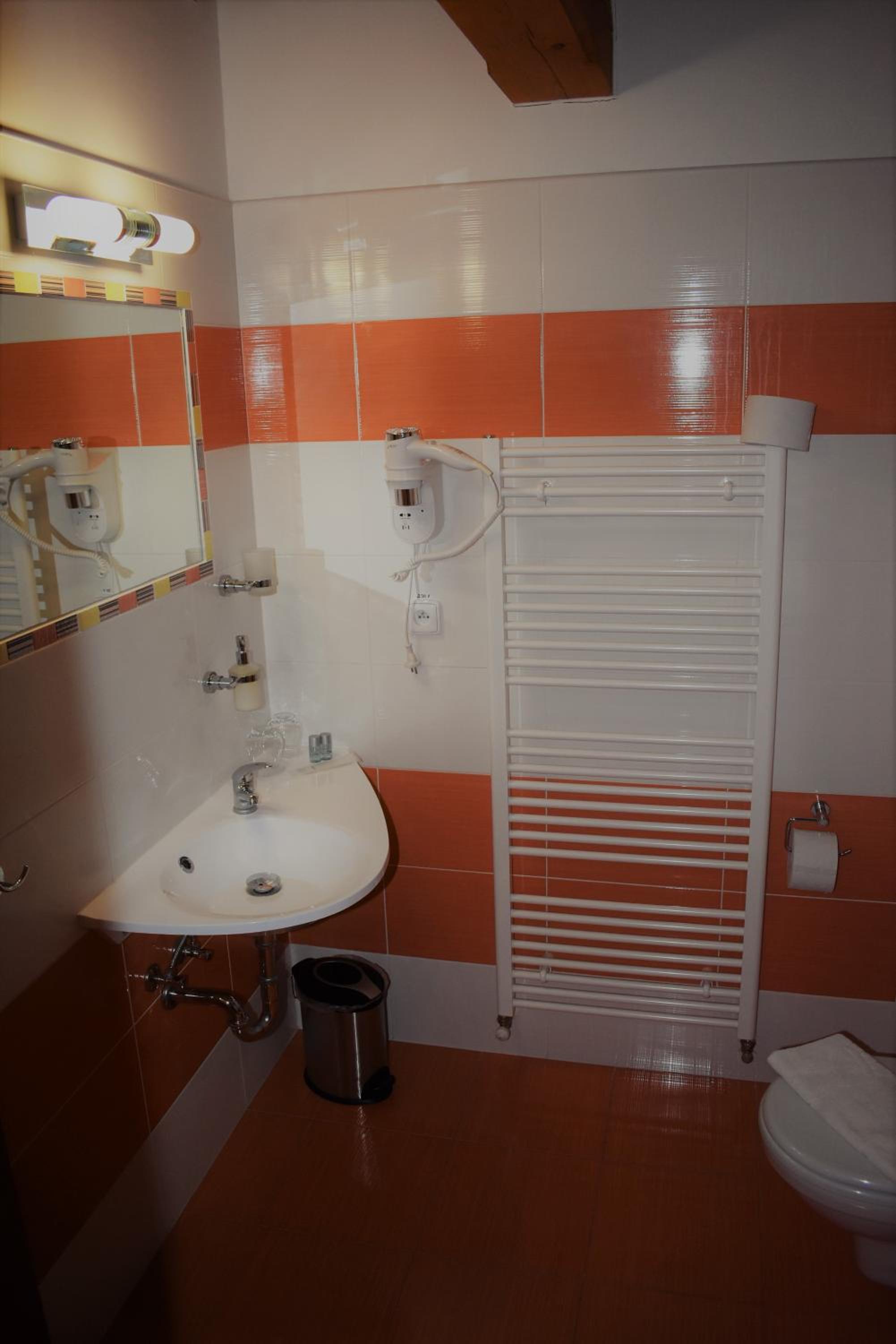 Double Room with Private Bathroom - Photo 17
