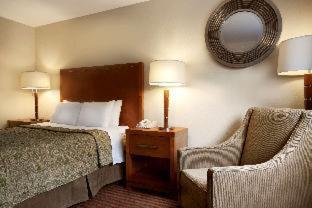 Queen Room with Bath Tub - Mobility Access - Photo 5