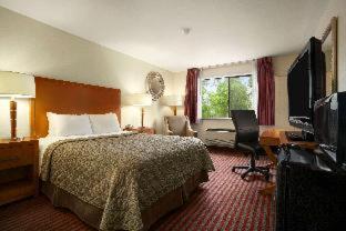 Queen Room with Bath Tub - Mobility Access - Photo 6