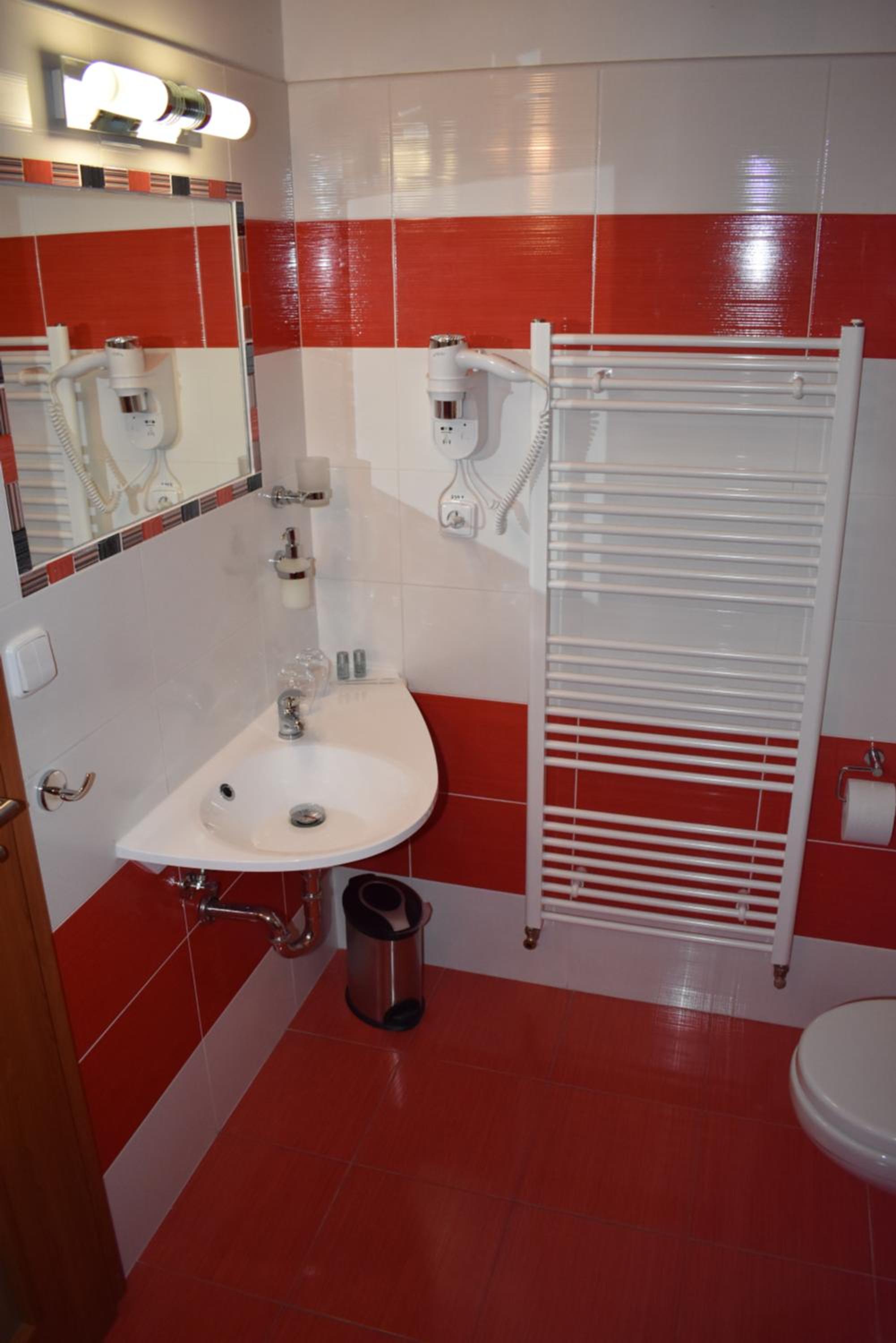 Double Room with Private Bathroom - Photo 13