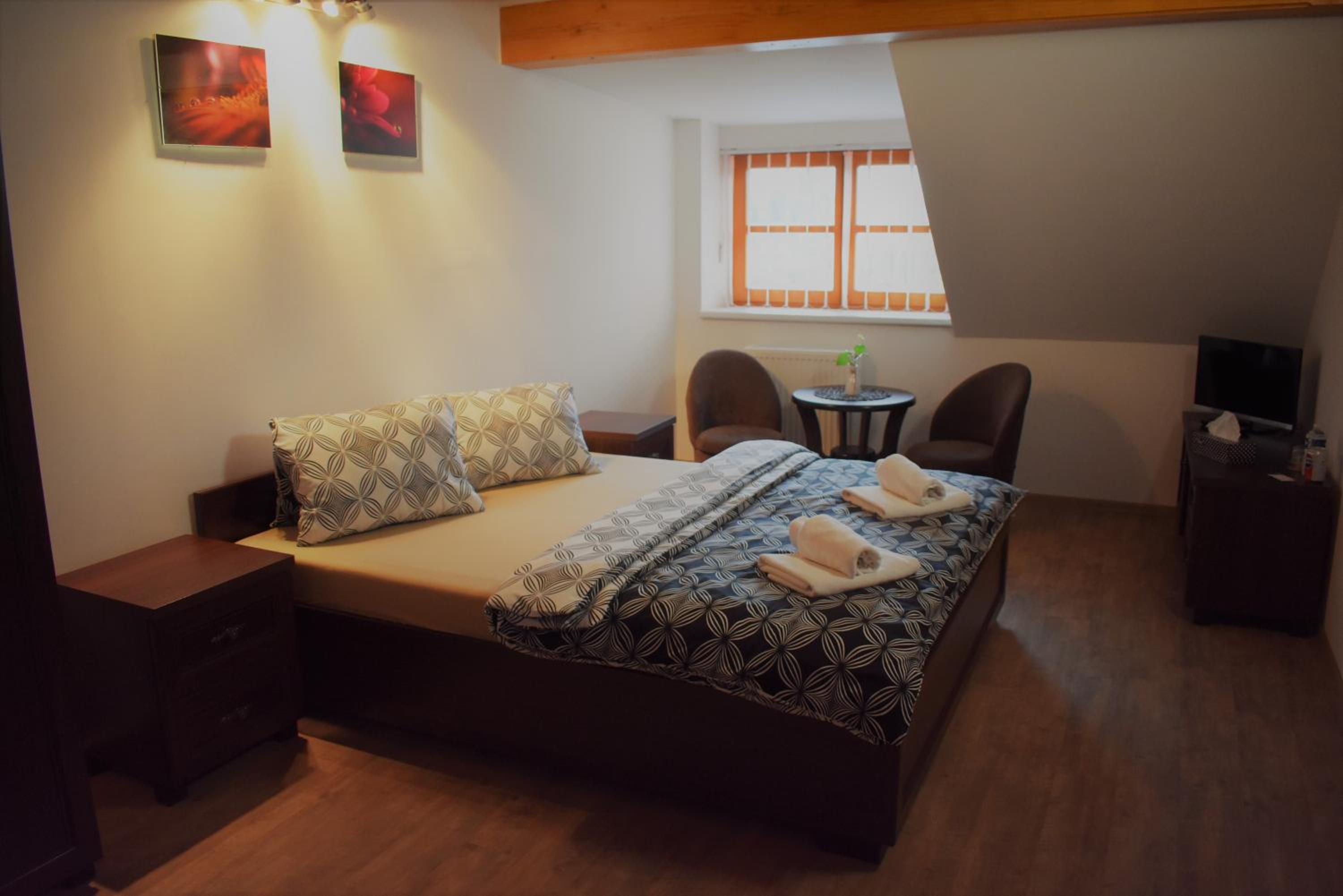 Double Room with Private Bathroom - Photo 14