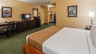 Double Room with Two Double Beds and Roll-in Shower - Mobility/Hearing Accessible - Non-Smoking thumbnail 6