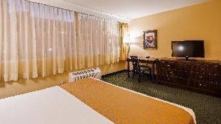 Double Room with Two Double Beds and Roll-in Shower - Mobility/Hearing Accessible - Non-Smoking thumbnail 5