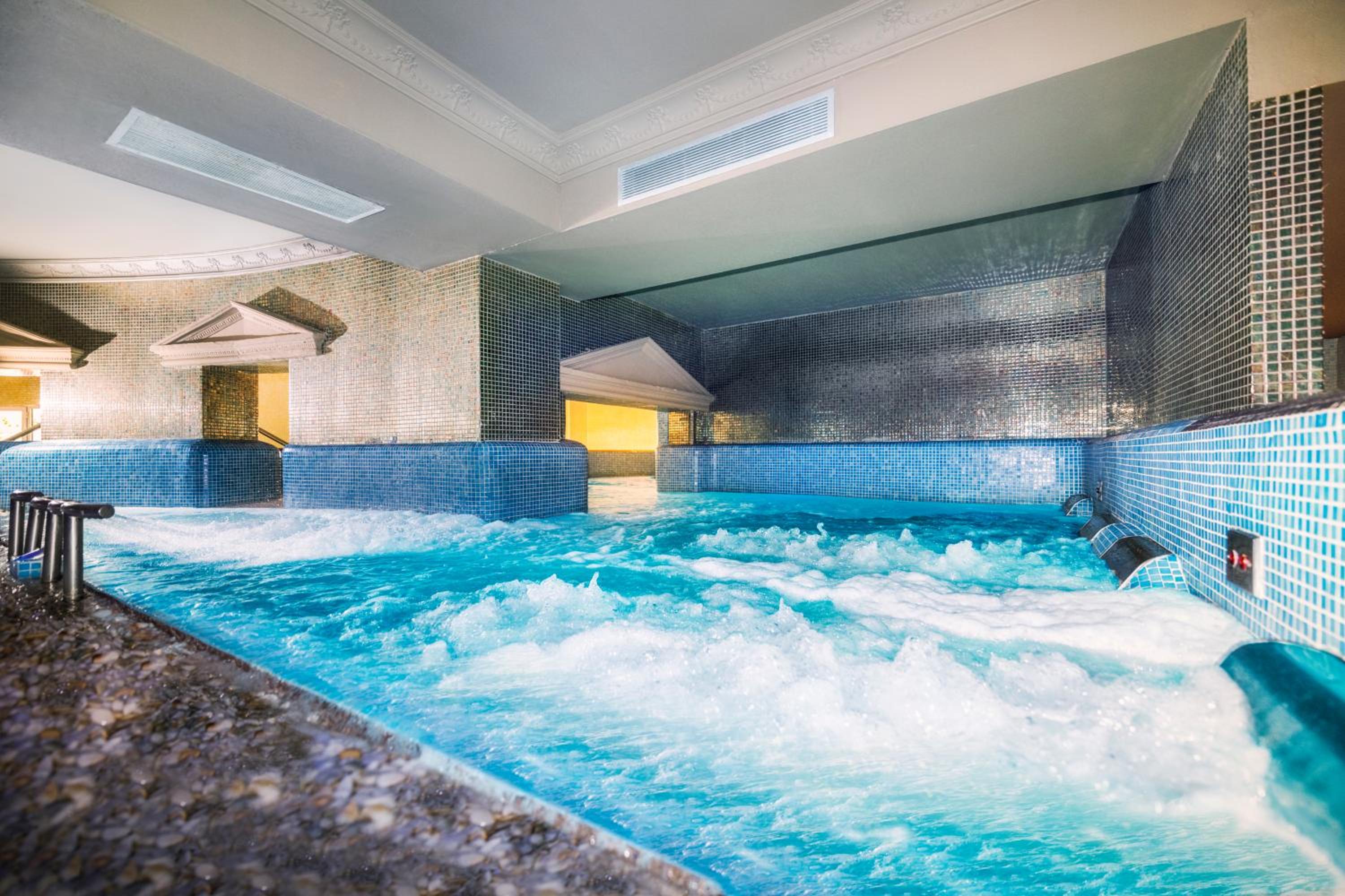 Romantic Package - Deluxe Room With Spa Access