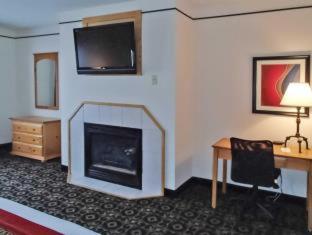 King Suite with 2-Person Whirlpool - Photo 2