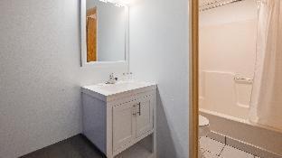 Two-Room King Suite with Sofa Bed and Full Kitchen - Pet Friendly/Non-Smoking - Photo 5
