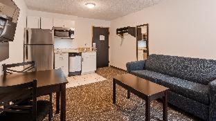 Two-Room King Suite with Sofa Bed and Full Kitchen - Pet Friendly/Non-Smoking - Photo 4