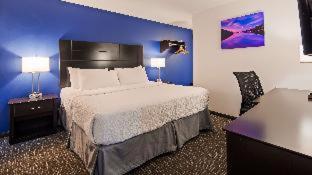 Two-Room King Suite with Sofa Bed and Full Kitchen - Non-Smoking - Photo 2