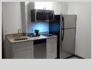 Queen Room - Pet Friendly/Non-Smoking - Photo 10