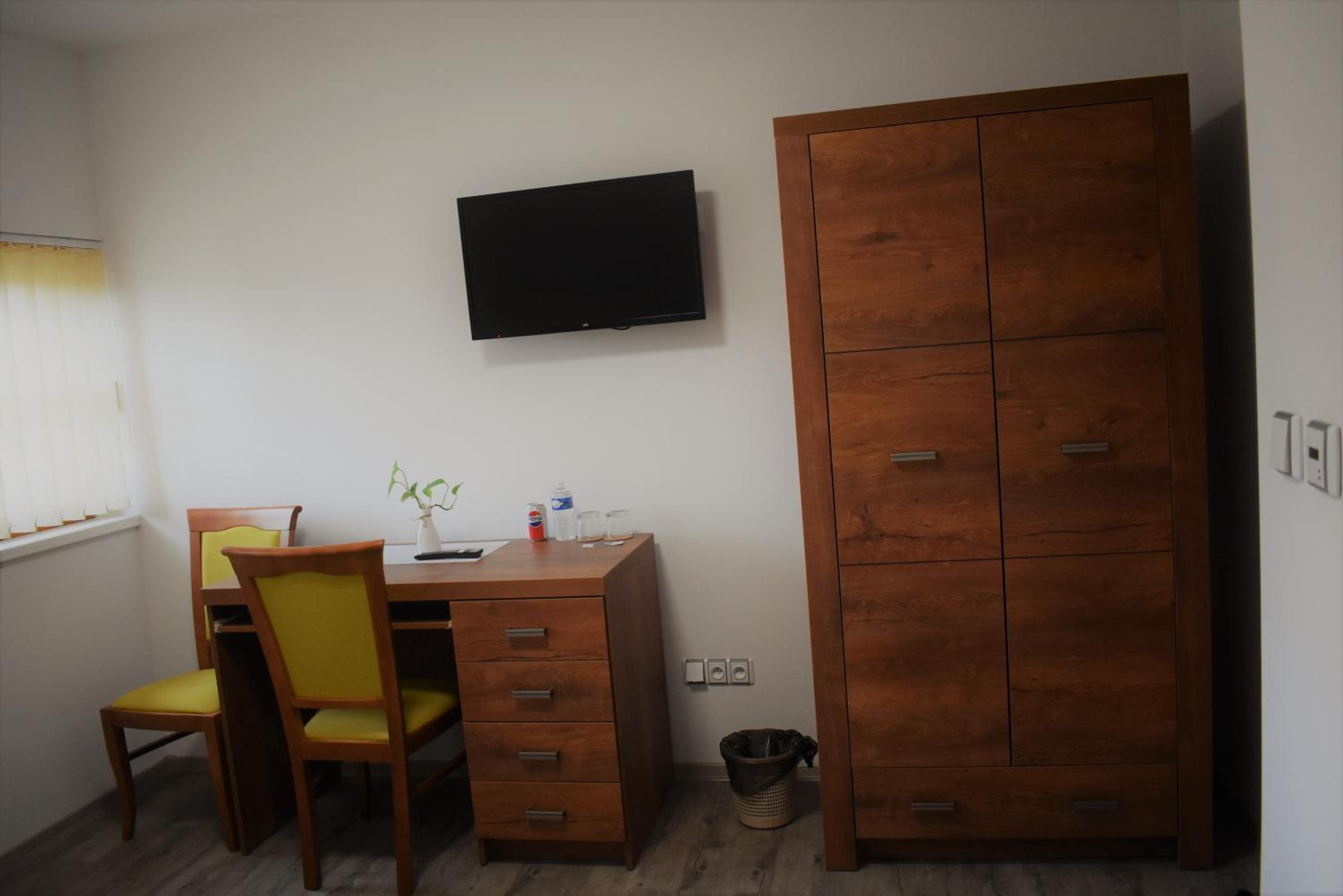 Twin Room with Private Bathroom - Photo 21