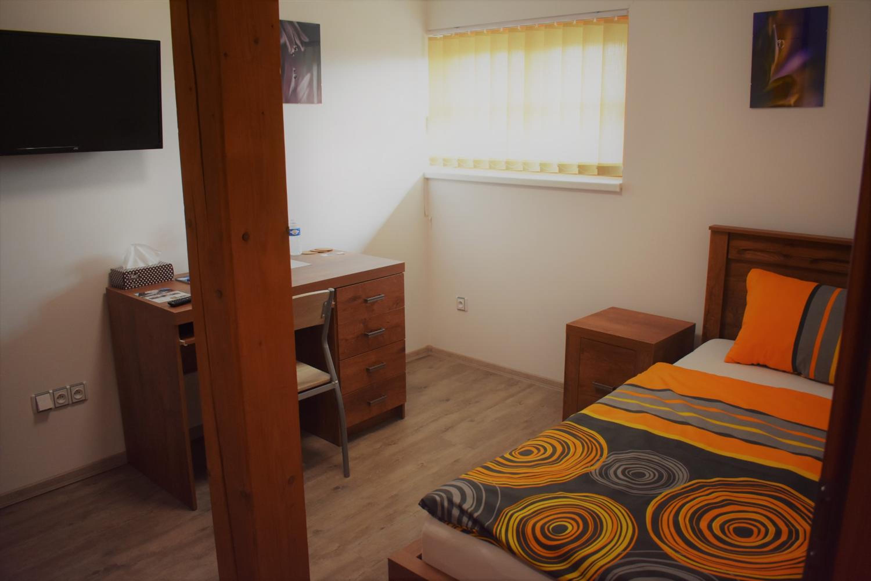Twin Room with Private Bathroom - Photo 18